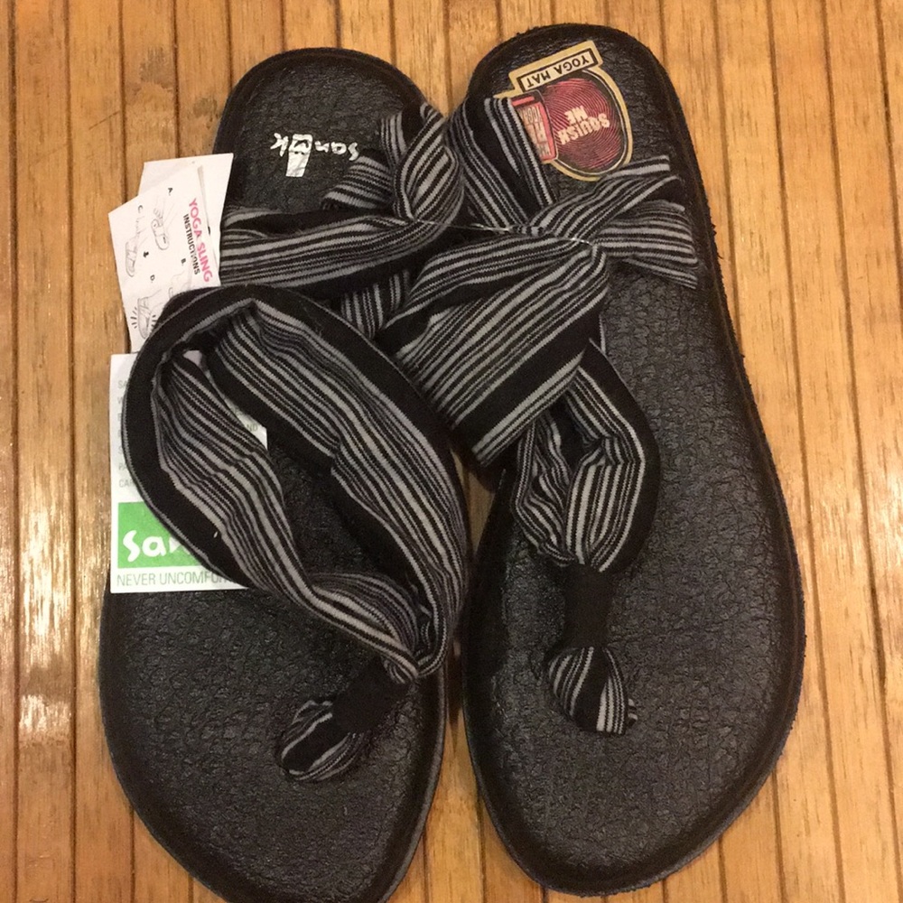 NWT Sanuk size 6 black & gray striped yoga sandals